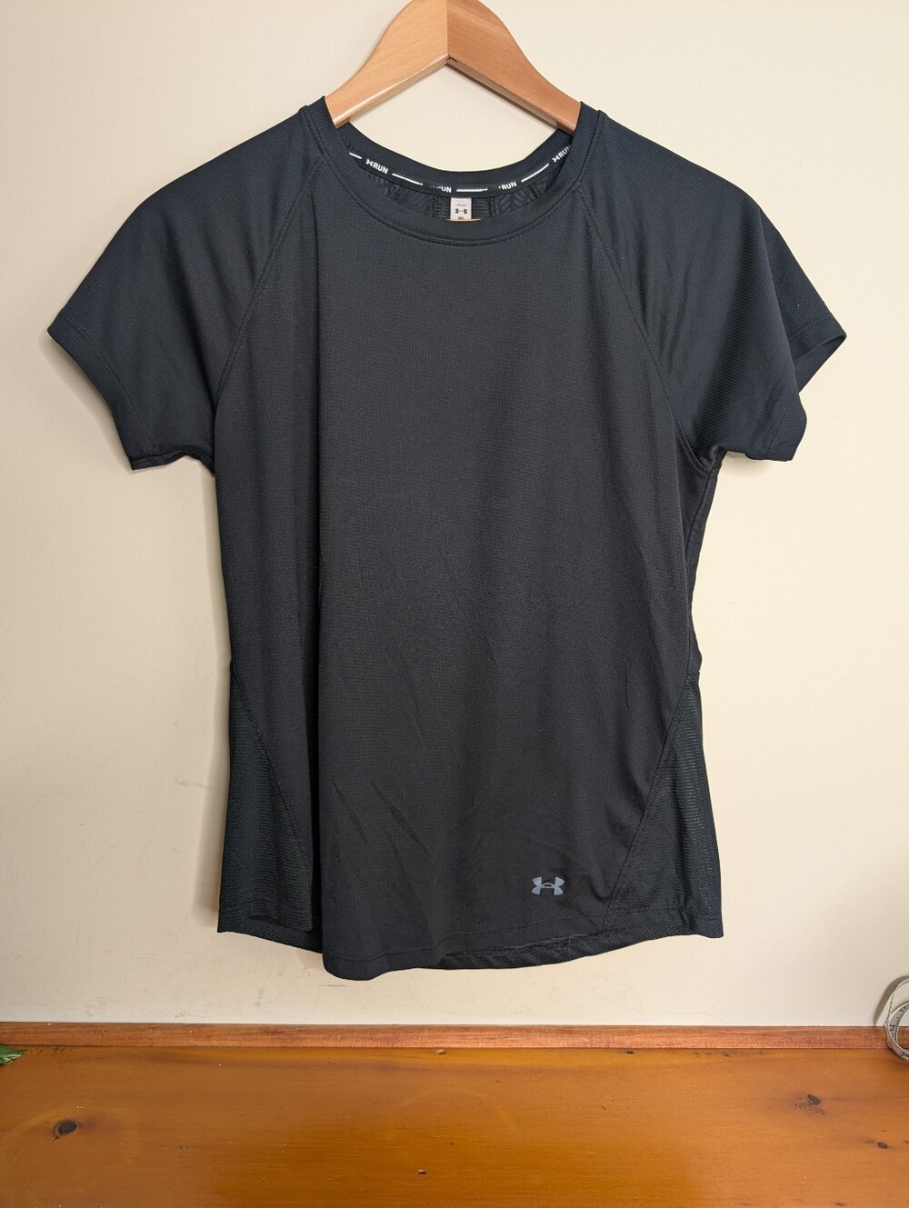 Under Armour Black Women's Short Sleeve Athletic Tee Medium